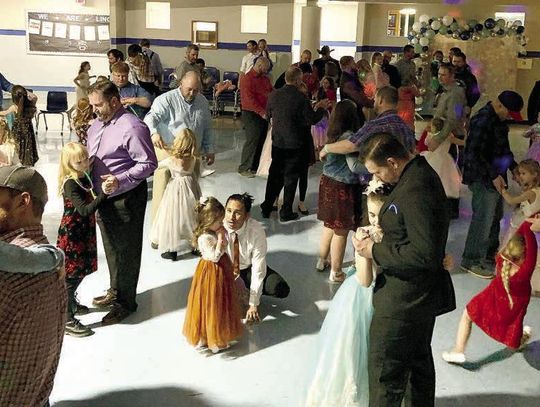 Lincoln PTCO hosts Daddy/Daughter dance